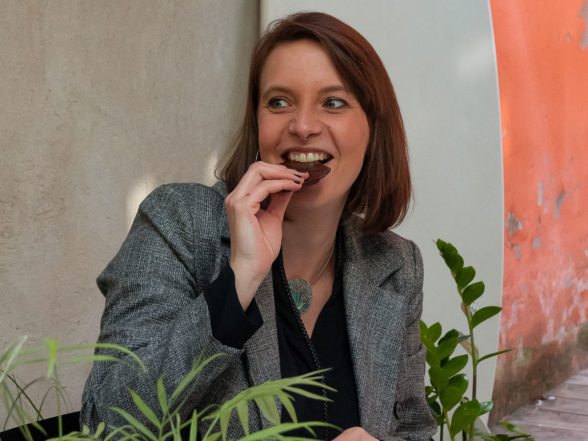 Vanessa Jarlot, CEO de Ready-Steady, apprécie la dégustation d'un carré de chocolat
