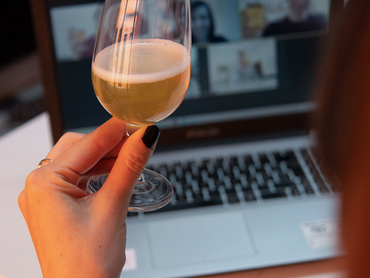 Une participante à l'escape game virtuel organisé par Ready-Steady déguste une bière