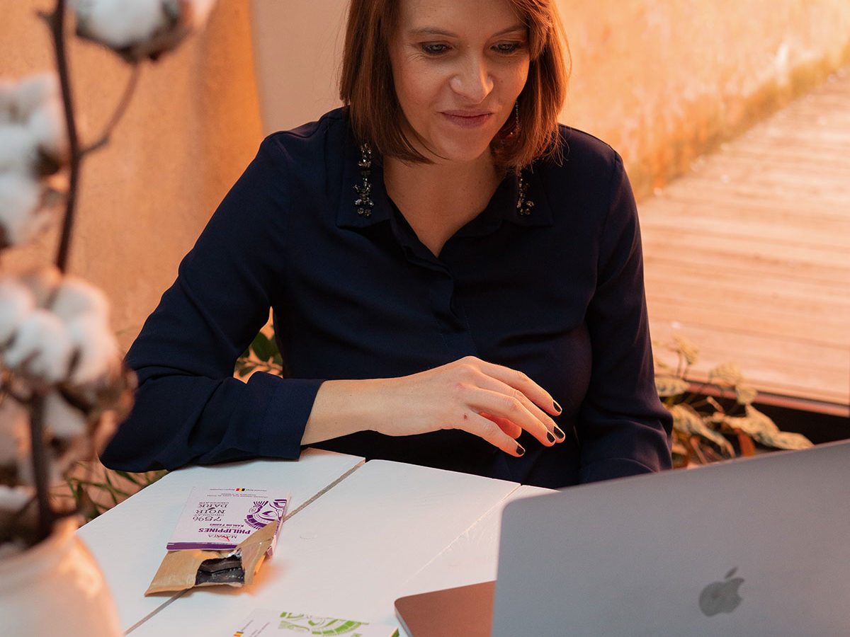 Vanessa Jarlot, CEO de Ready-Steady, apprécie la dégustation d'un carré de chocolat durant le Virtual Escape Game