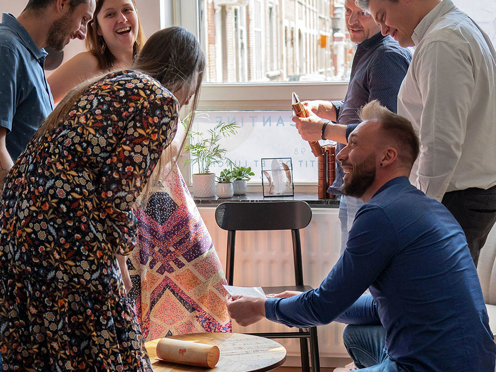 Les participants de l'escape game autour du vin organisé par Ready-Steady s'amusent à résoudre les énigmes