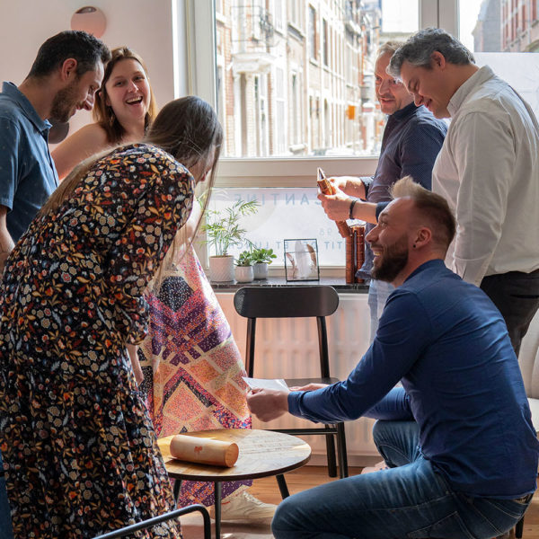 Les participants de l'escape game autour du vin organisé par Ready-Steady s'amusent à résoudre les énigmes