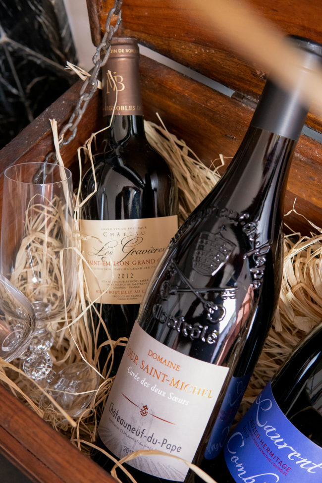 Bouteilles de vin disposées dans une box utilisée lors des escapes games de Ready-Steady