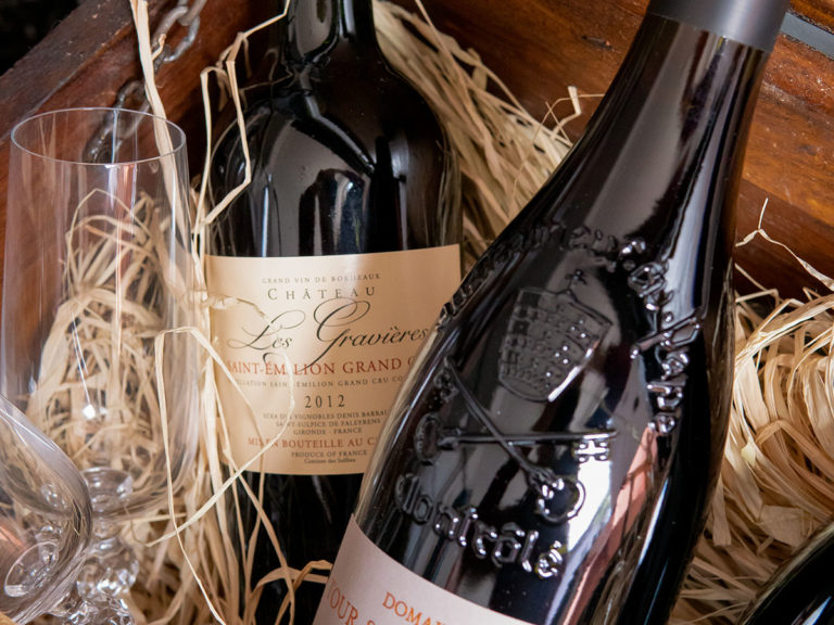 Bouteilles de vin disposées dans une box utilisée lors des escapes games de Ready-Steady