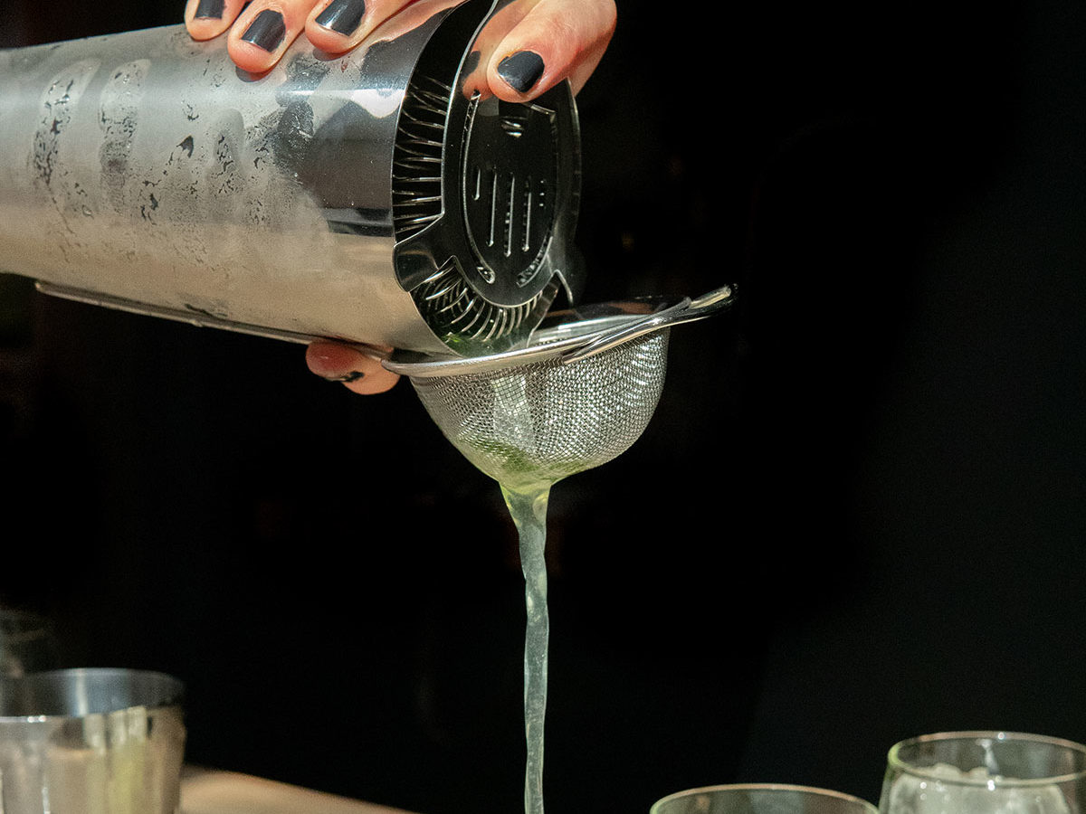 Préparation d'un cocktail pour plusieurs personnes à l'aide d'un shaker