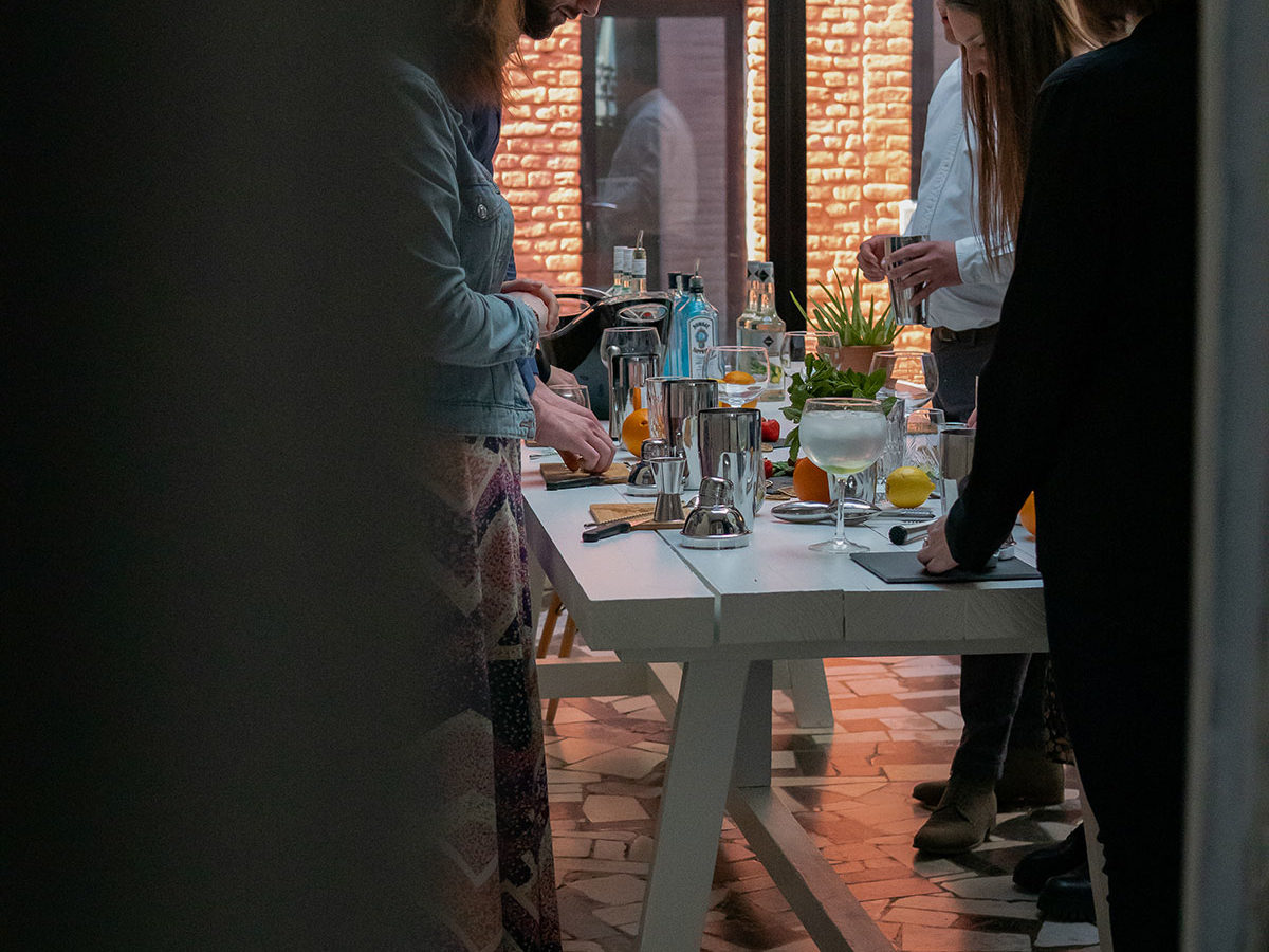 Préparation de cocktails durant un teambuilding organisé par Ready-Steady en Belgique