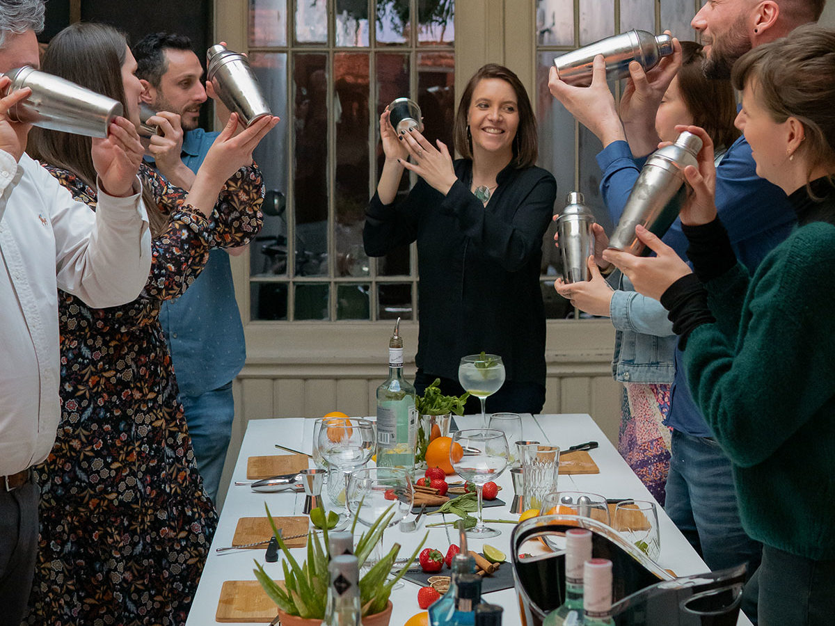 Les participants à l'atelier coktail utilisent leur shaker pour préparer de délicieux cocktails dans la bonne humeur