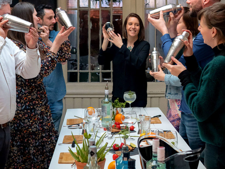 Les participants à l'atelier coktail utilisent leur shaker pour préparer de délicieux cocktails dans la bonne humeur