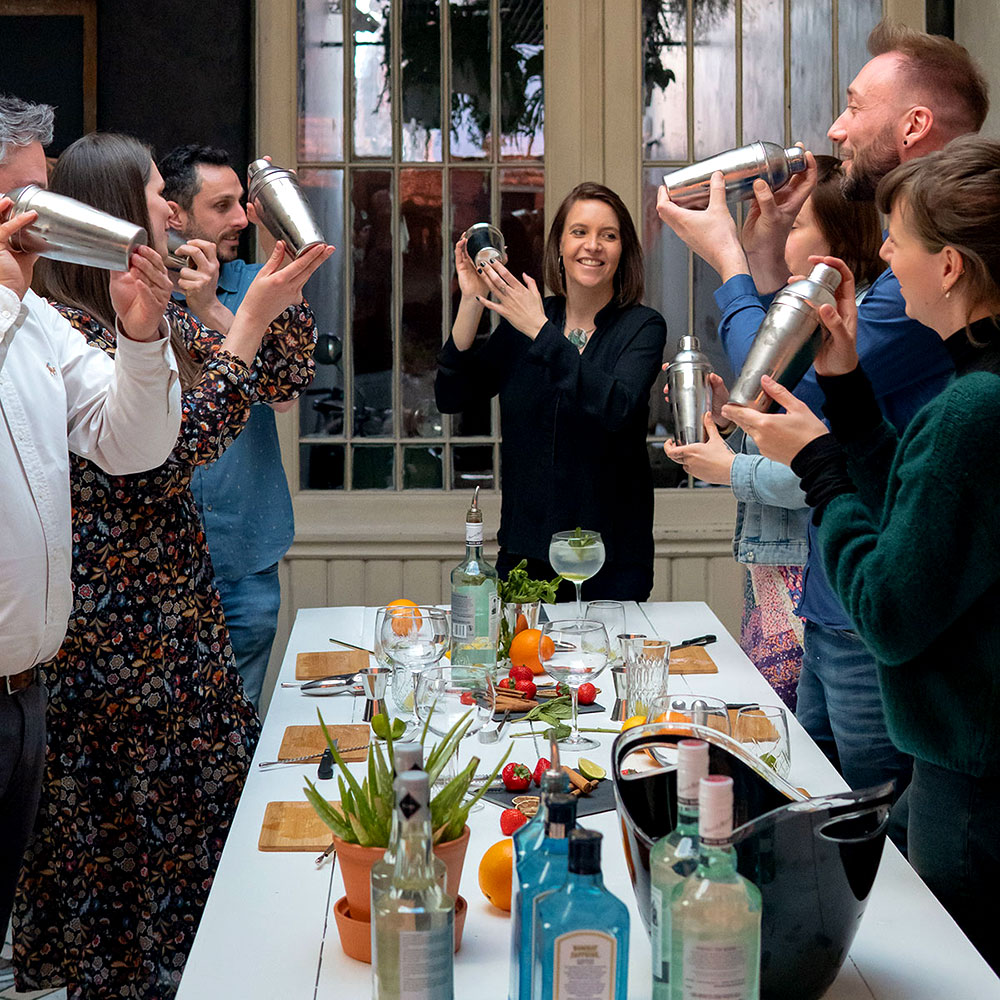 Les participants à l'atelier coktail utilisent leur shaker pour préparer de délicieux cocktails dans la bonne humeur