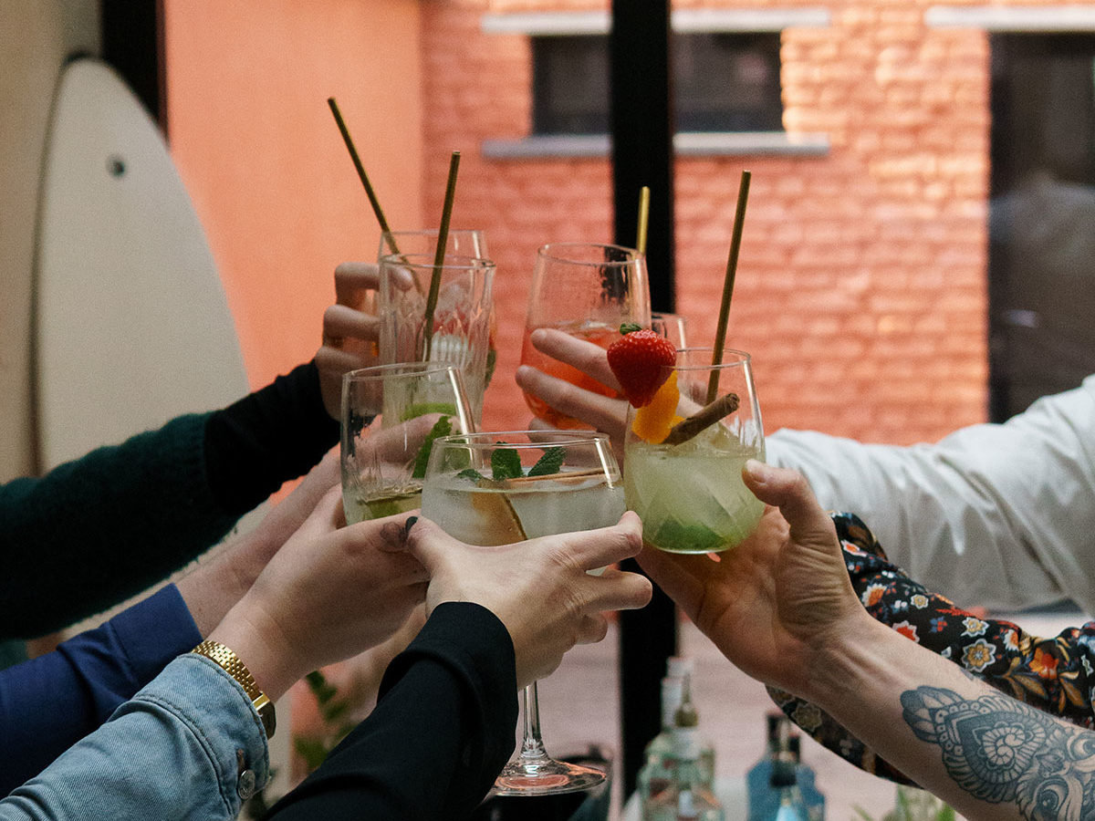 Les participants de l'atelier cocktail organisé par Ready-Steady trinquent avec leurs verres de cocktail
