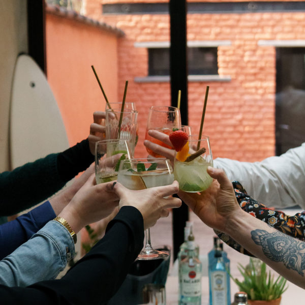 Les participants de l'atelier cocktail organisé par Ready-Steady trinquent avec leurs verres de cocktail