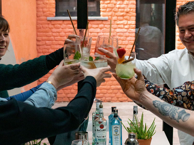 Les participants de l'atelier cocktail organisé par Ready-Steady trinquent avec leurs verres de cocktail
