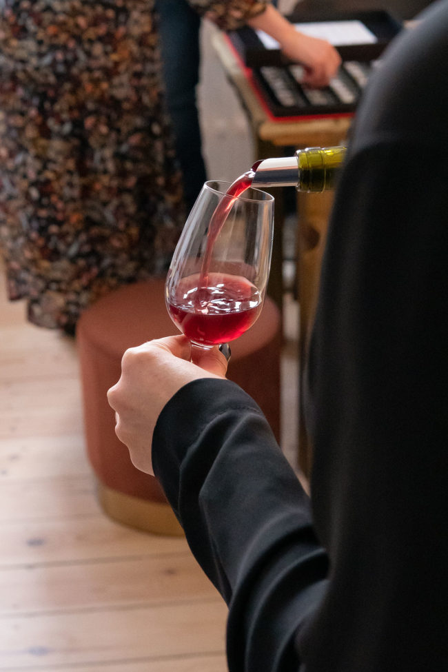 dégustation de vin durant un teambuilding en Belgique