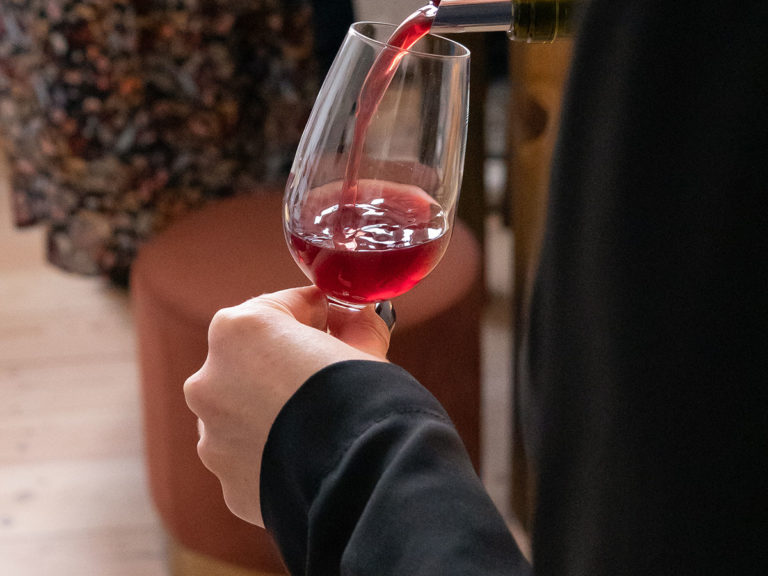 dégustation de vin durant un teambuilding en Belgique