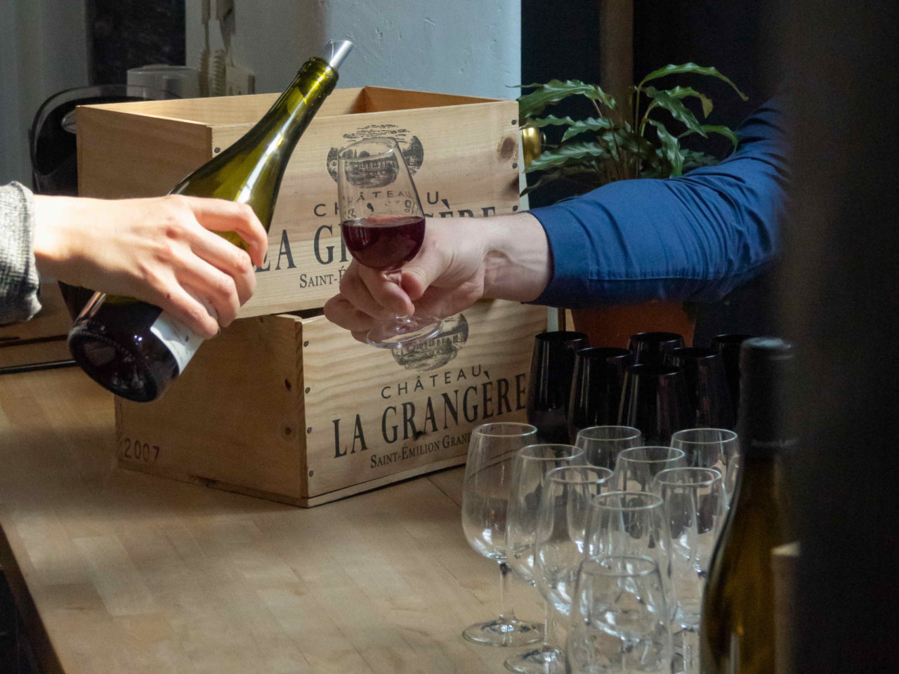 Dégustation d'alcools et de cocktails durant un bar à thème