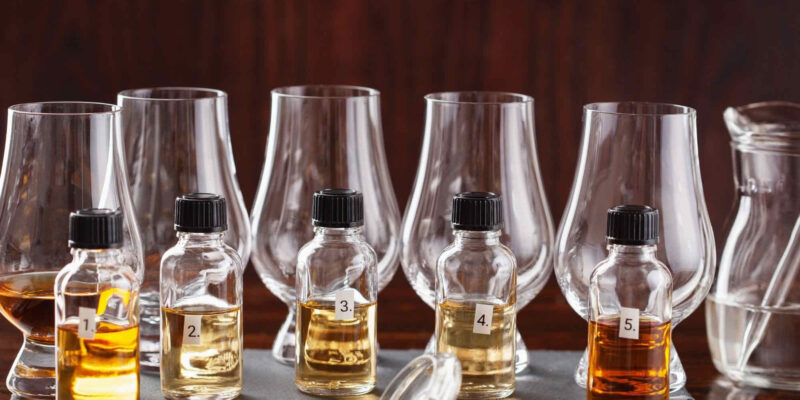 Fioles contenant du liquide pour la découverte d'odeurs durant le Casino des sens