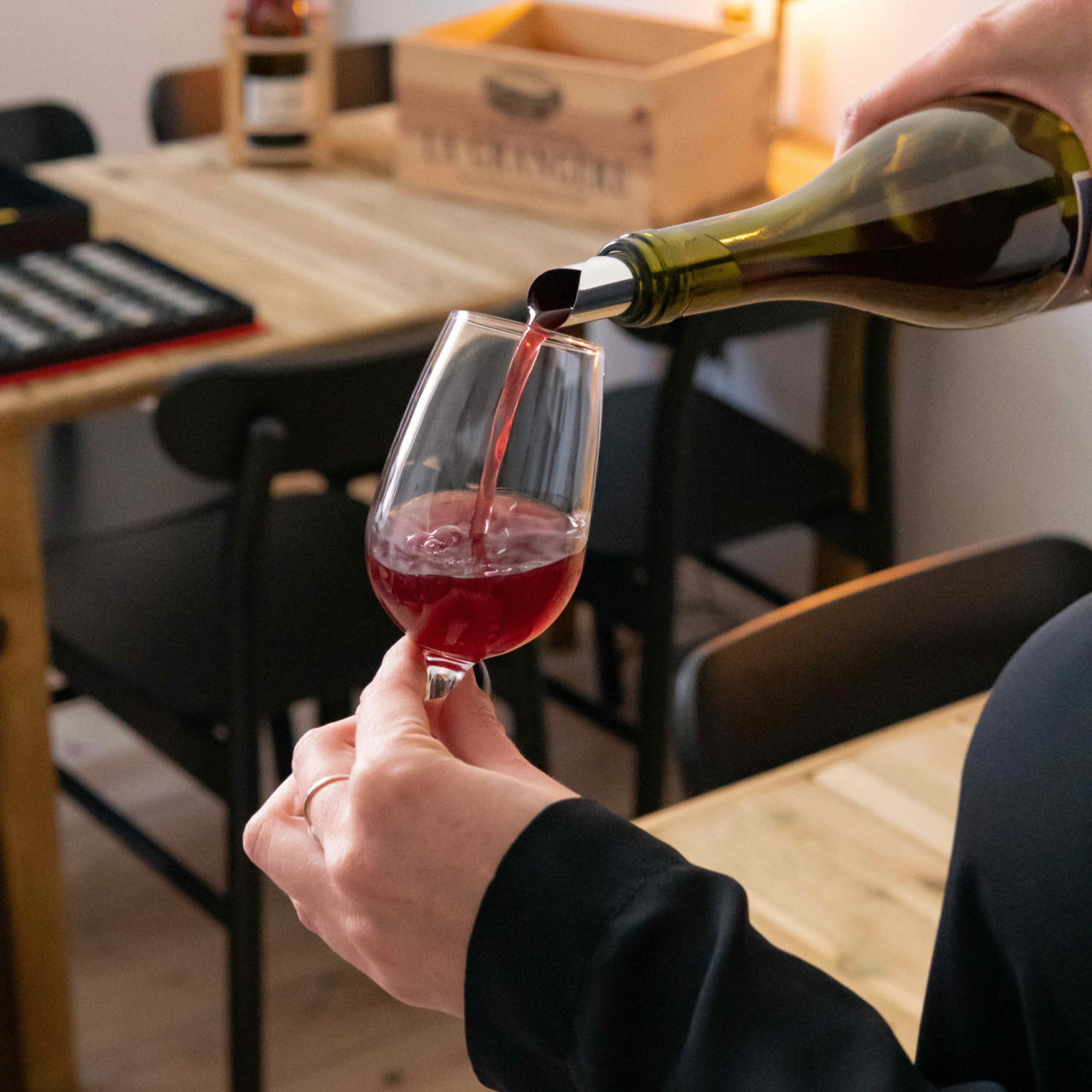 L'animateur de la dégustation de vins sert un verre à un participant