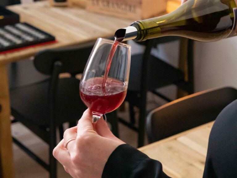 L'animateur de la dégustation de vins sert un verre à un participant