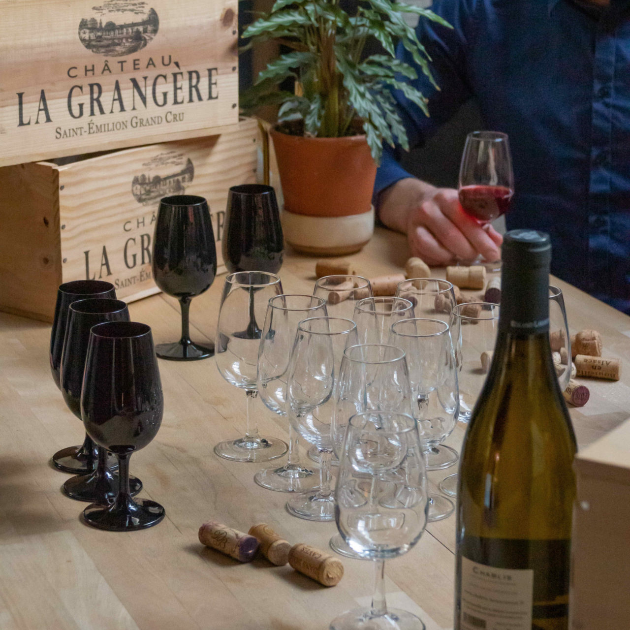 Dégustation d'alcools et de cocktails durant un bar à thème