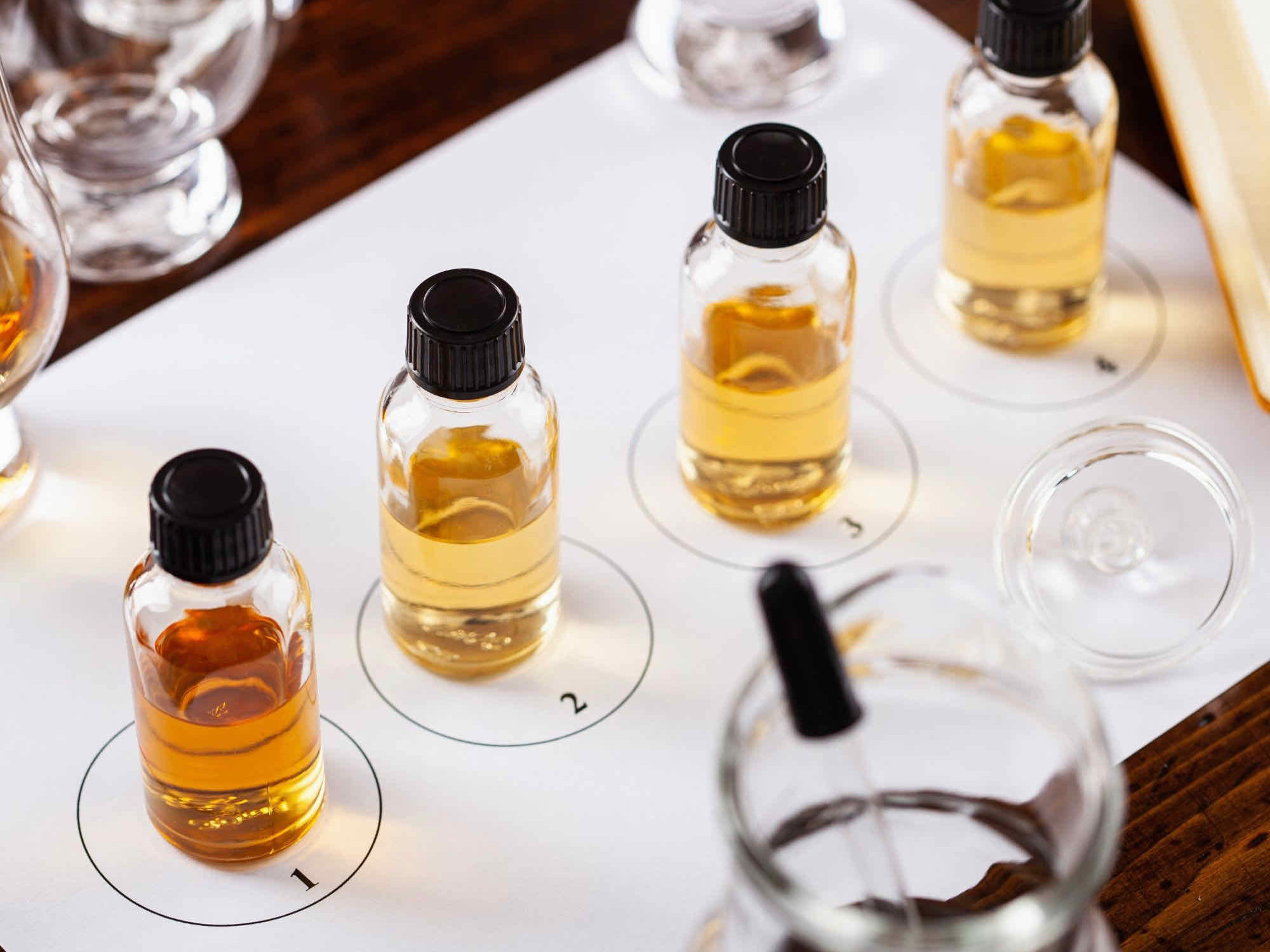 Fioles contenant du liquide pour la découverte d'odeurs durant le Casino des sens