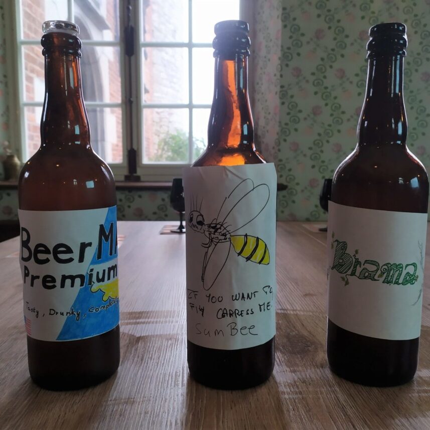 3 bouteilles de bière créées lors du team building Beer Challenge