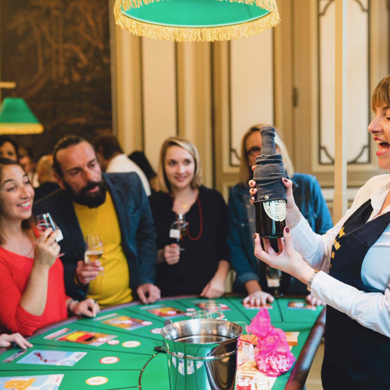 Présentation d'une nouvelle bouteille durant l'animation VINI VEGAS