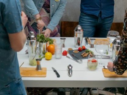 Equipe d'une entreprise en train de créer son cocktail lors d'un teambuilding