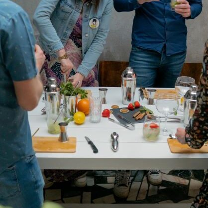 Equipe d'une entreprise en train de créer son cocktail lors d'un teambuilding