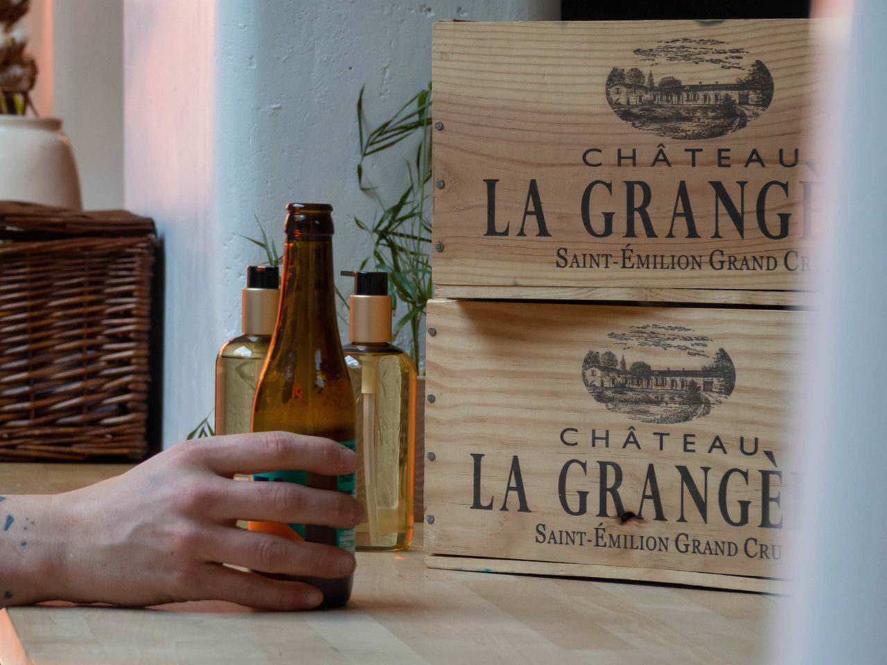 Caisses de vin Château La Grange sur le bar lors de l'animation bar à thèmes