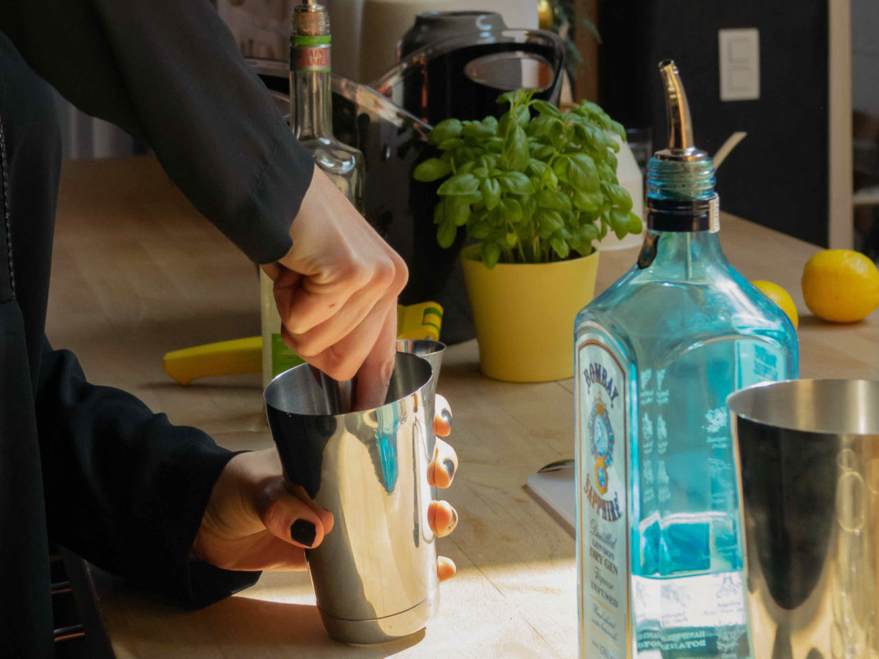 Préparation d'un cocktail durant l'animation bar à thèmes organisée par Ready-Steady