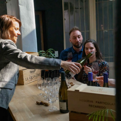 Dégustation d'alcools et de cocktails durant un bar à thème