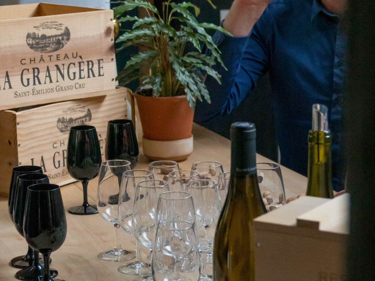 Dégustation d'alcools et de cocktails durant un bar à thème