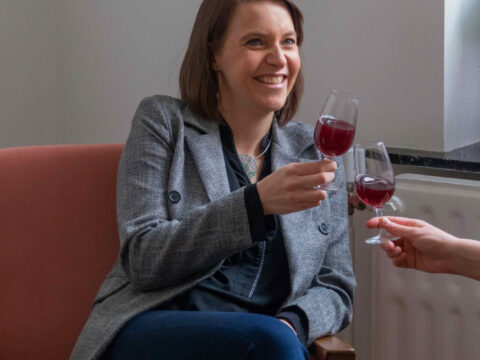 Les participants de la dégustation de vin organisée par Ready-Steady trinquent avec leurs verres de vin rouge