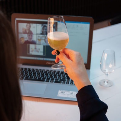 Les participants du Virtual Escape Game organisé par Ready-Steady trinquent à distance avec leur bière