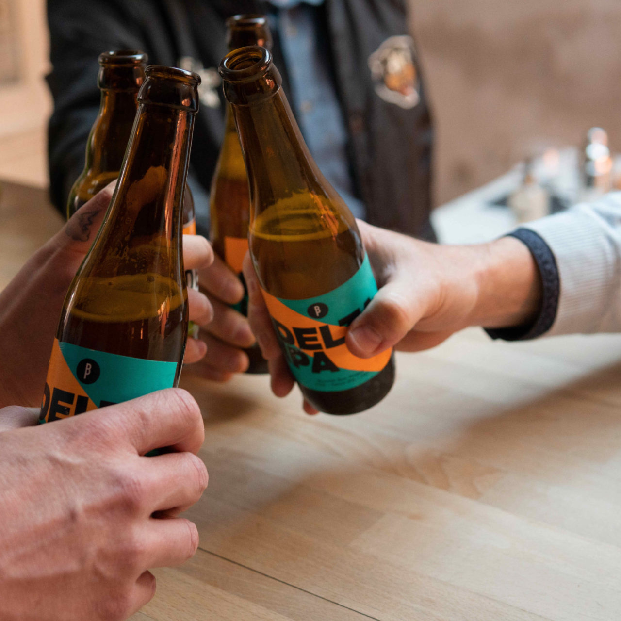 Groupe de personnes trinquant durant l'animation Beer Vegas organisée par Ready-Steady