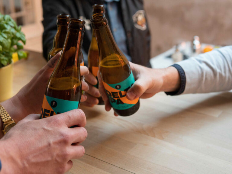 Groupe de personnes trinquant durant l'animation Beer Vegas organisée par Ready-Steady