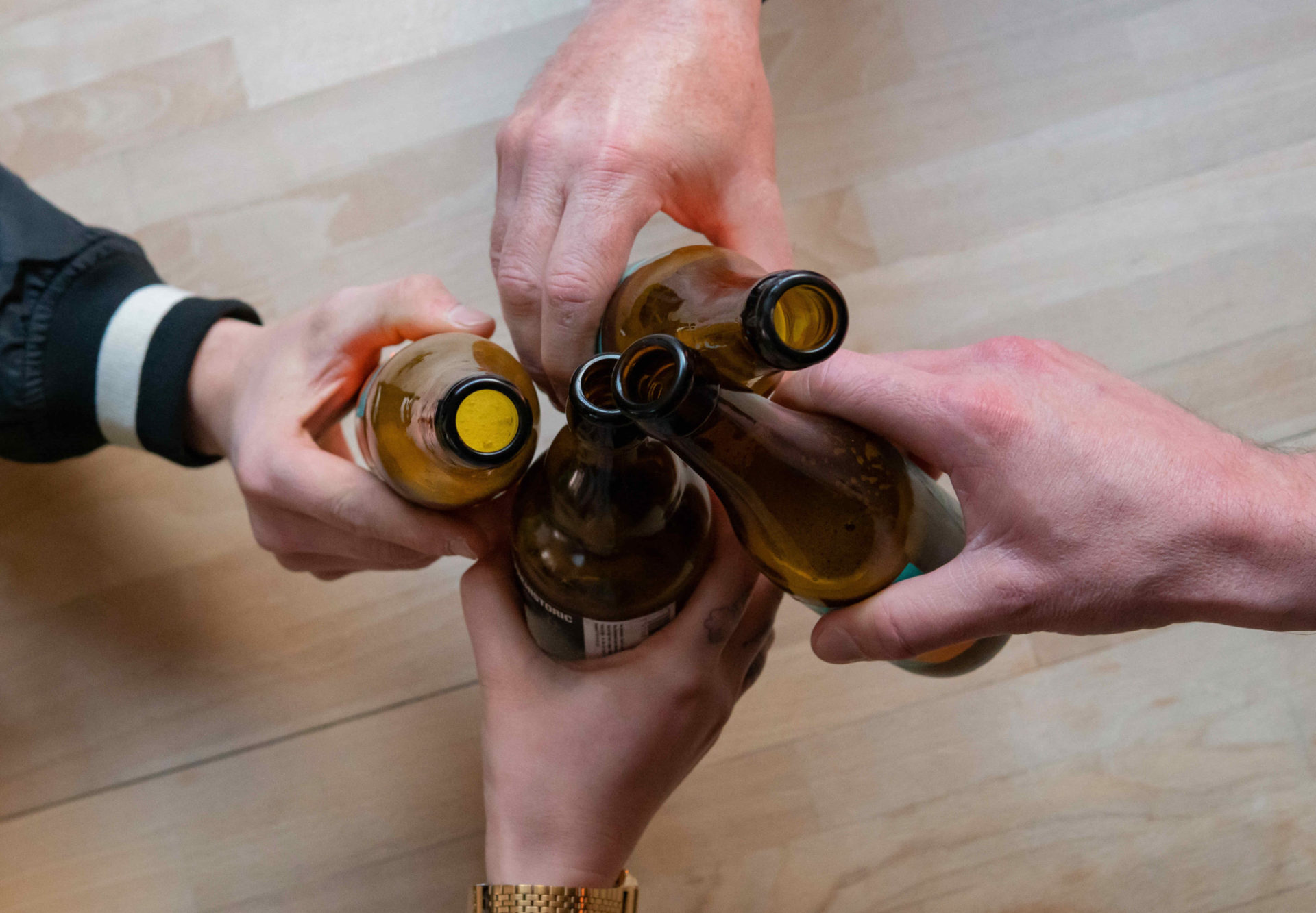 Groupe de personnes trinquant une bière à la main à l'occasion de leur teambuilding