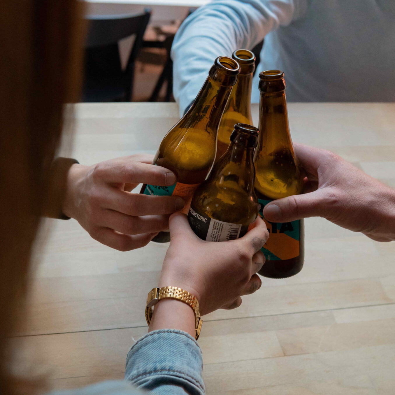 Groupe de travailleurs trinquant avec une bière à la main durant leur teambuilding organisé par Ready-Steady