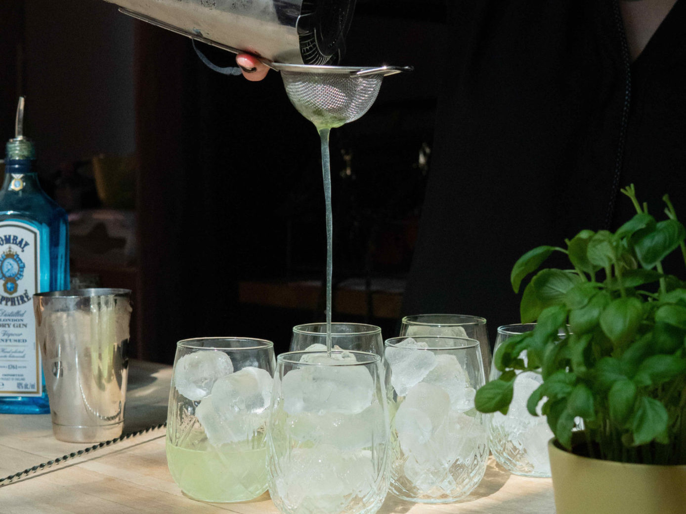Mojitos servis aux participants lors d'un bar à thème organisé par Ready-Steady