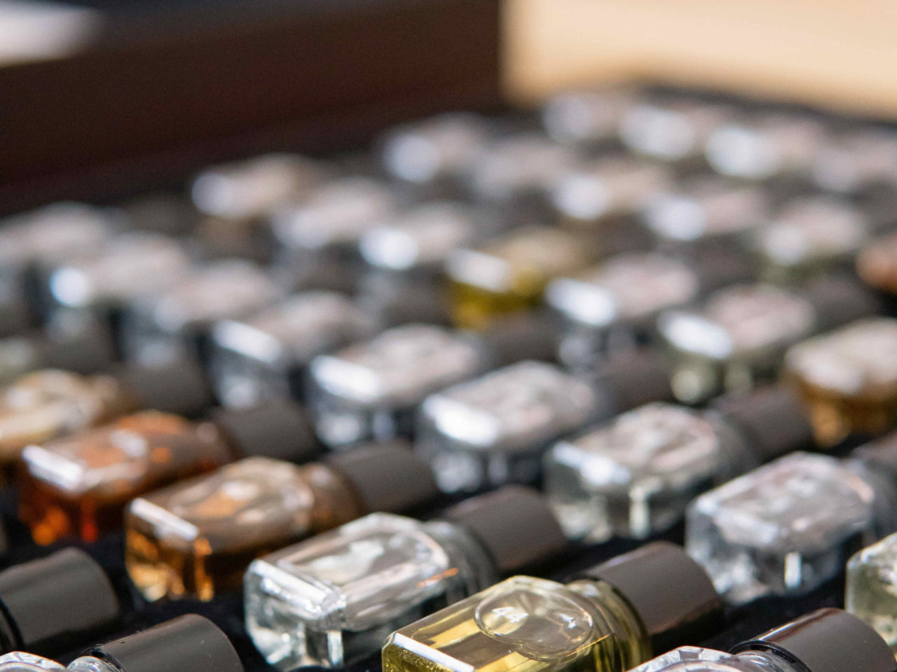 Fioles contenant du liquide pour la découverte d'odeurs durant le Casino des sens