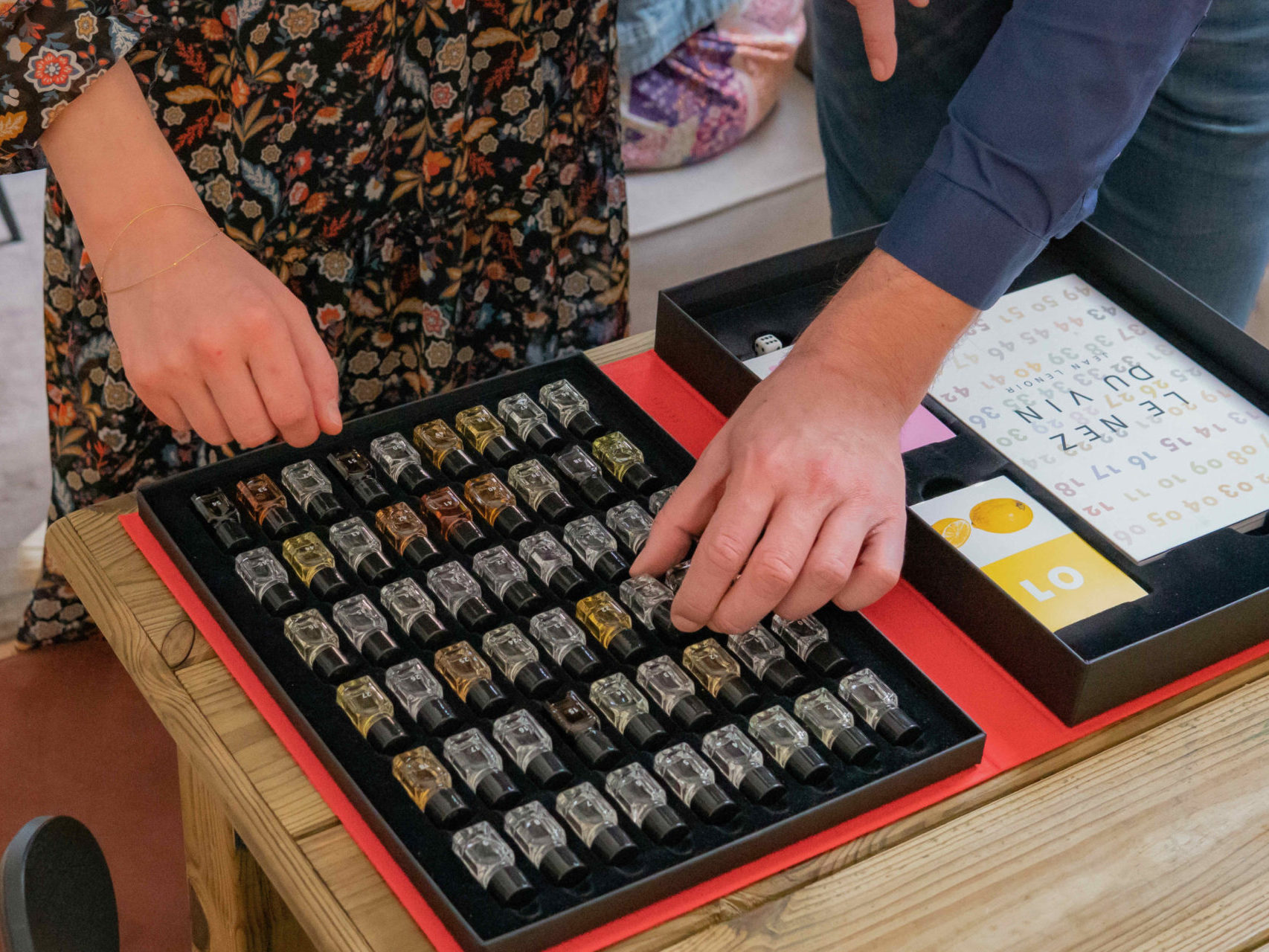 Fioles contenant du liquide pour la découverte d'odeurs durant le Casino des sens