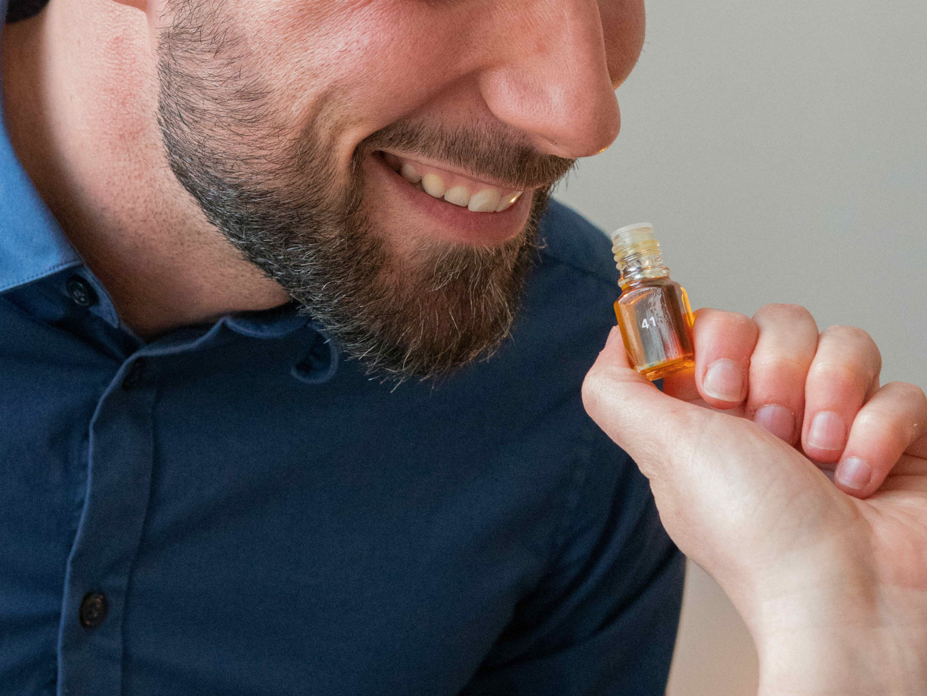 Un participant du Casino des sens découvre une odeur lors de l'animation