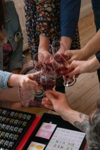 Les participants de la dégustation de vin trinquent avec leurs verres