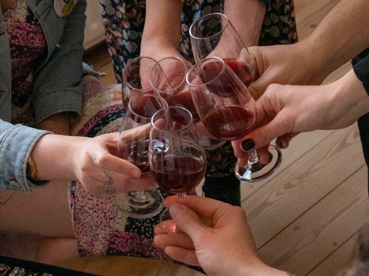 Les participants de la dégustation de vin trinquent avec leurs verres