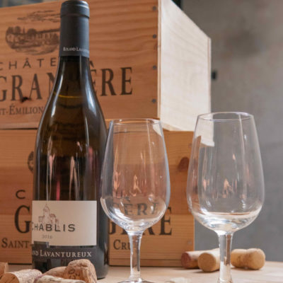 Bouteille de chablis, caisses de vin et verres à vin destinés aux animations de teambuilding organisées par Ready-Steady