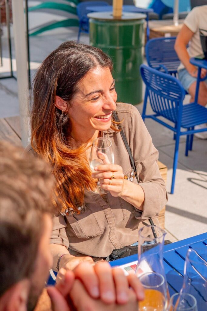 Femme souriante en train de faire une dégustation de vin