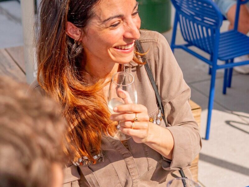 Femme souriante en train de faire une dégustation de vin
