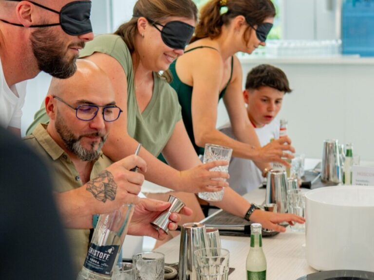 Personnes avec yeux bandées en train de confectionner un cocktail à l'aveugle lors d'une animation teambuilding
