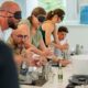 Personnes avec yeux bandées en train de confectionner un cocktail à l'aveugle lors d'une animation teambuilding