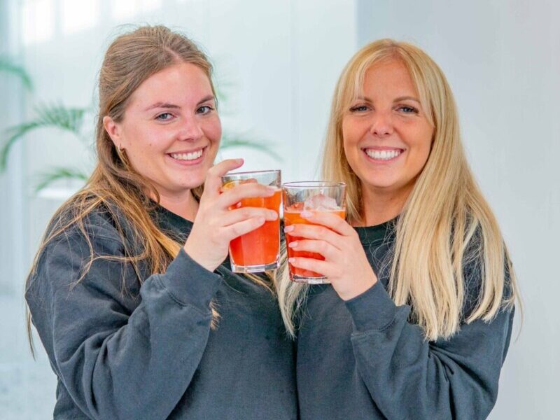 Deux femmes participant aux Bartender Olympiades de Ready Steady lors d'un teambuiling