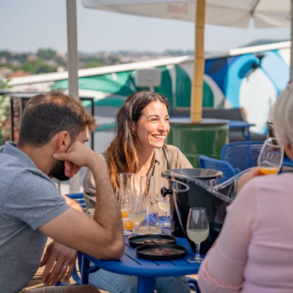 Personnes attablées en train de faire une animation teambuilding